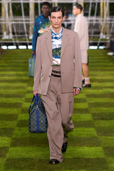 Look 70